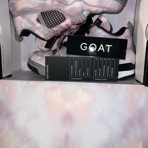 No scuffs size 9 little dirty on bottom size 9 100% authentic bought from GOAT